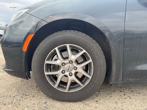 Used 2023 Chrysler Pacifica Touring-L image 9