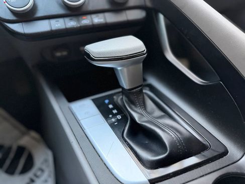 Used 2021 Hyundai Elantra SE FWD image 16