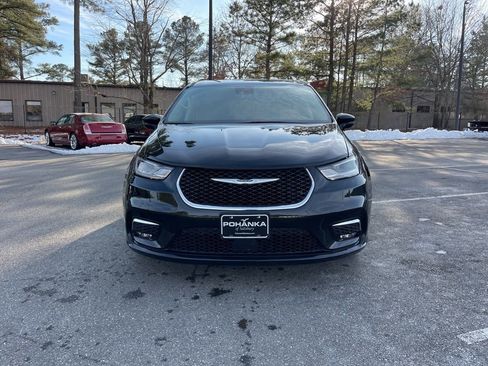 Used 2024 Chrysler Pacifica Touring-L image 3