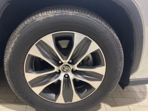 Certified 2021 Toyota Highlander XLE image 47