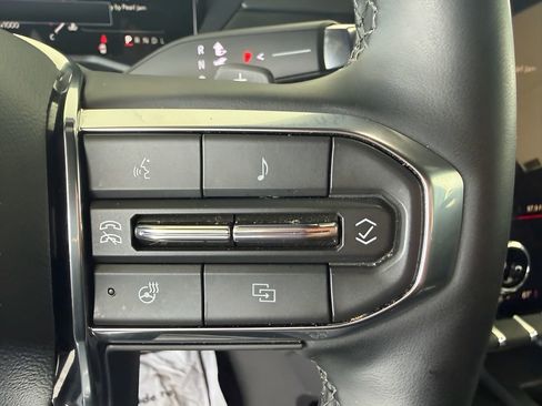 Used 2025 GMC Acadia Elevation image 28