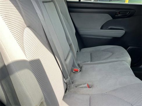 Used 2023 Toyota Highlander LE image 23