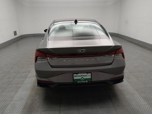 Used 2022 Hyundai Elantra Limited w/ Preferred Accessory Package FWD image 6