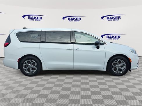 Used 2024 Chrysler Pacifica Limited image 2