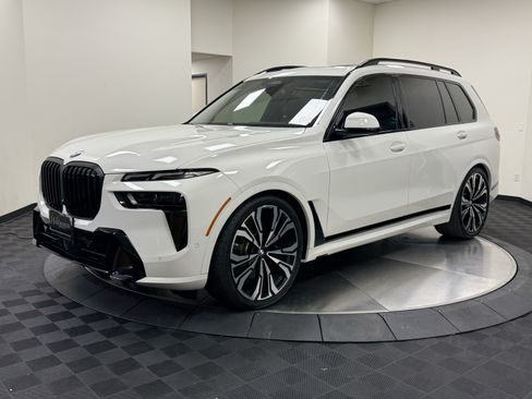 Used 2024 BMW X7 xDrive40i w/ M Sport Package AWD/4WD image 3