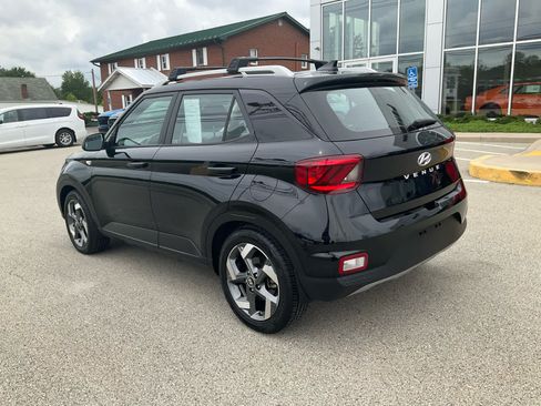 Used 2022 Hyundai Venue SEL FWD image 5