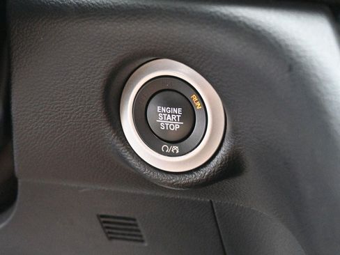 Used 2025 Chrysler Pacifica Select FWD image 55