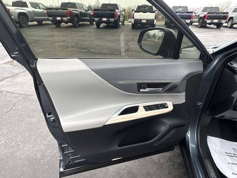 Used 2022 Toyota Venza XLE image 17