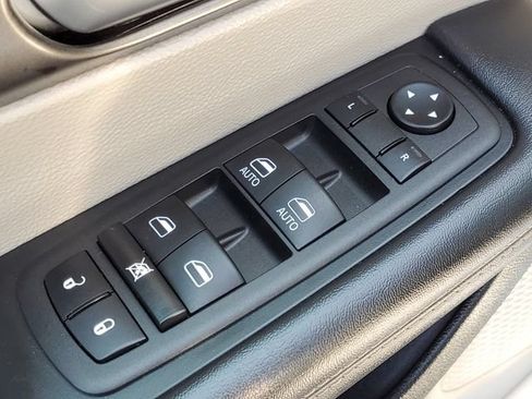 Used 2023 Chrysler Pacifica Touring-L FWD image 27