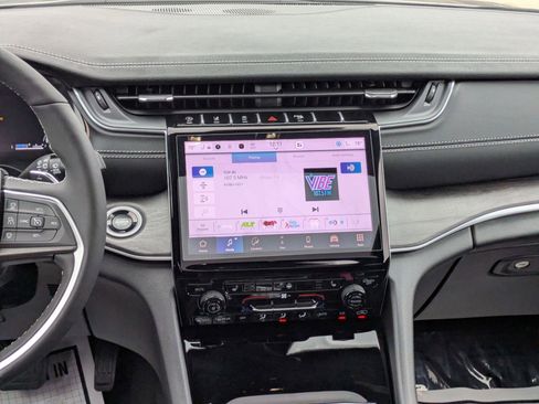 Used 2025 Jeep Grand Cherokee Limited w/ Black Appearance Package image 16