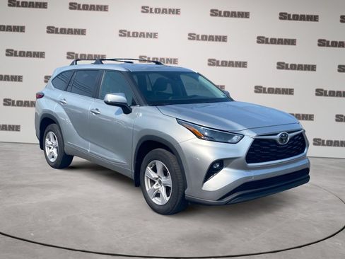 Used 2023 Toyota Highlander LE AWD/4WD image 3