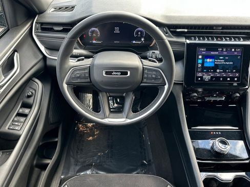 Used 2023 Jeep Grand Cherokee Altitude AWD/4WD image 13