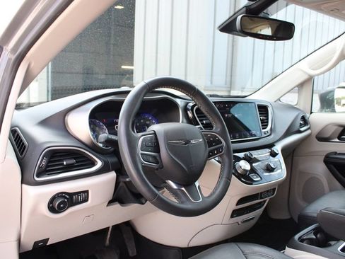 Used 2022 Chrysler Pacifica Touring-L w/ Uconnect Theater Family Group FWD image 2
