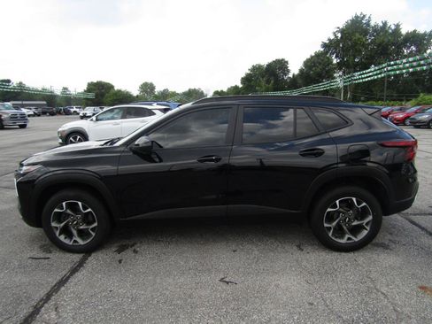 Used 2025 Chevrolet Trax LT w/ Driver Confidence Package FWD image 4