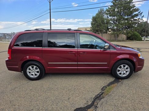 Used 2010 Chrysler Town & Country Touring Plus w/ Safetytec Group FWD image 9