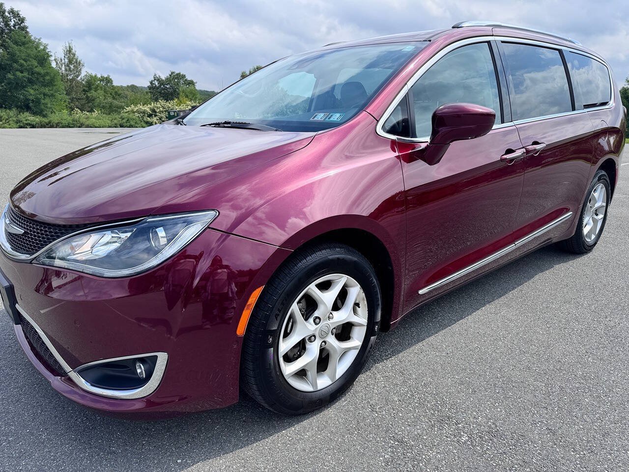 Used 2017 Chrysler Pacifica Touring-L Plus w/ Advanced Safetytec Group FWD image 3
