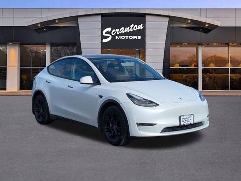 Used 2022 Tesla Model Y Long Range image 7