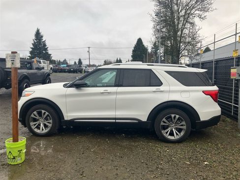 Used 2020 Ford Explorer Platinum w/ Premium Technology Package image 2
