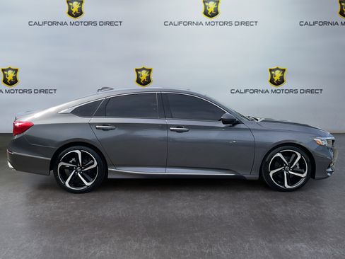 Used 2018 Honda Accord Touring image 4