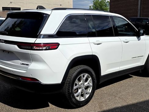 Used 2023 Jeep Grand Cherokee Limited AWD/4WD image 2