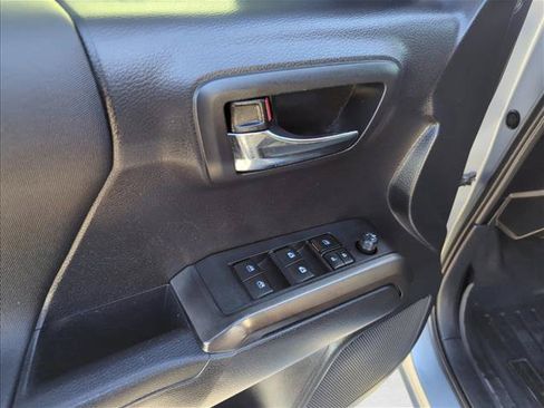 Used 2019 Toyota Tacoma TRD Sport AWD/4WD image 9