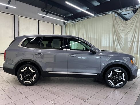Used 2025 Kia Telluride S FWD image 3