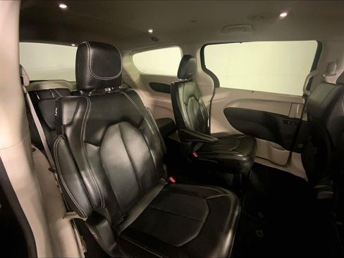 Used 2024 Chrysler Pacifica Touring-L FWD image 23