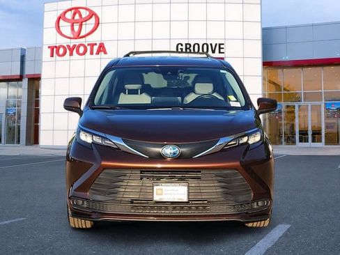 Used 2024 Toyota Sienna LE FWD image 9