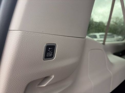Used 2024 Jeep Wagoneer L Series II RWD image 30