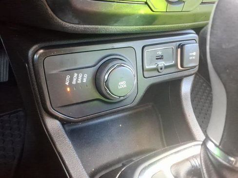 Certified 2023 Jeep Renegade Limited AWD/4WD image 17