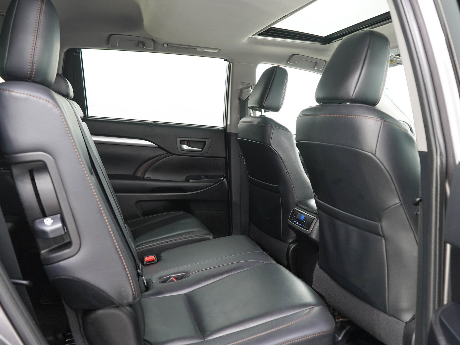 Used 2019 Toyota Highlander XLE AWD/4WD image 14