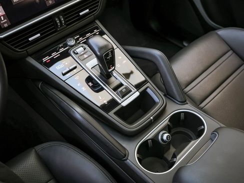 Used 2021 Porsche Cayenne Coupe image 9