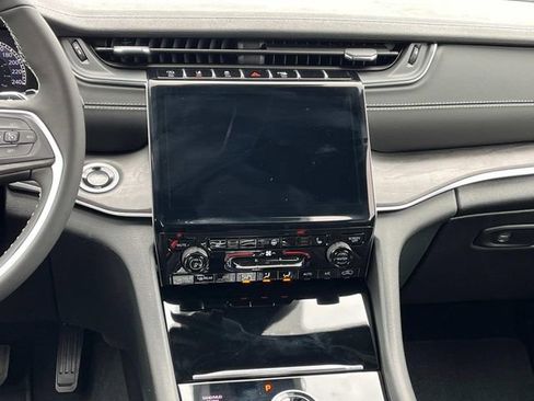 New 2025 Jeep Grand Cherokee Limited image 15