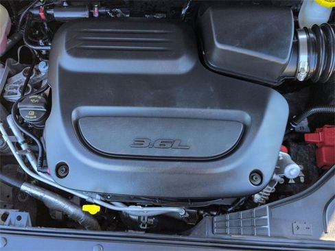 Used 2023 Chrysler Pacifica Touring-L image 31