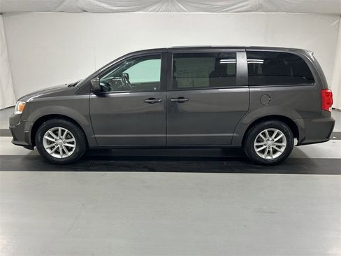 Used 2020 Dodge Grand Caravan SE image 5