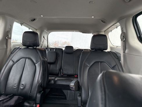 Used 2017 Chrysler Pacifica Touring-L image 11