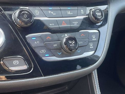 Used 2025 Chrysler Pacifica Limited FWD image 17