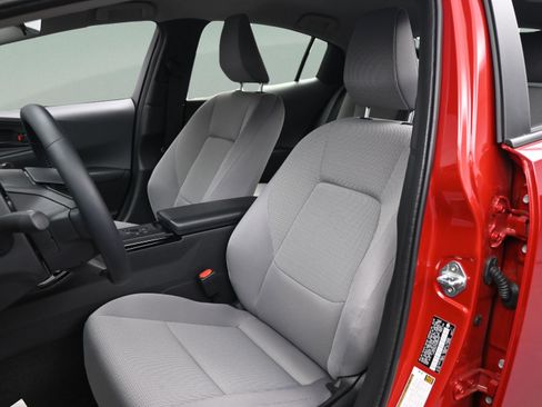 Used 2025 Toyota Prius LE FWD image 31