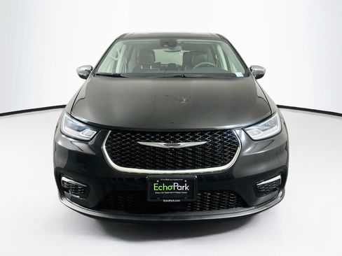 Used 2023 Chrysler Pacifica Limited FWD image 2