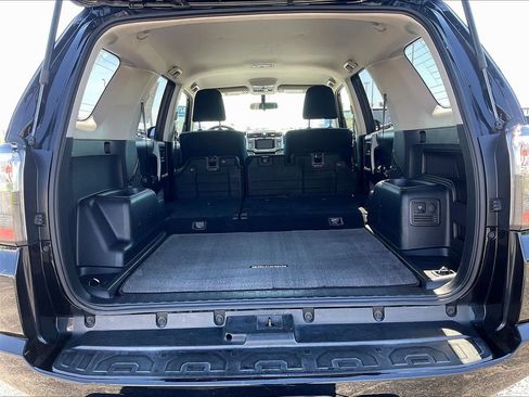 Used 2018 Toyota 4Runner SR5 AWD/4WD image 15