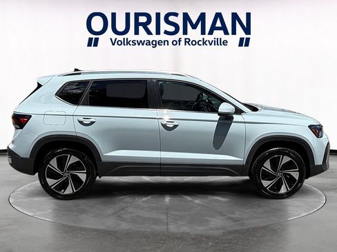 Used 2025 Volkswagen Taos SE w/ Panoramic Sunroof Package AWD/4WD image 7