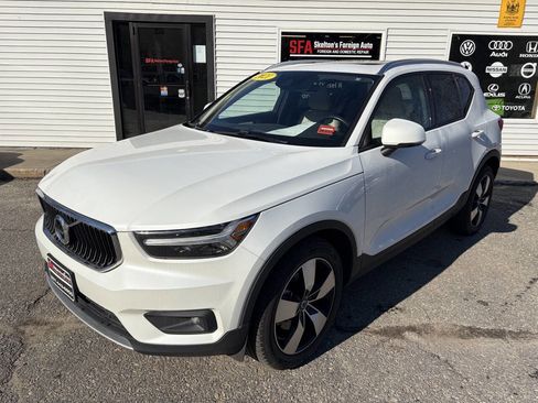 Used 2021 Volvo XC40 T5 Momentum image 1