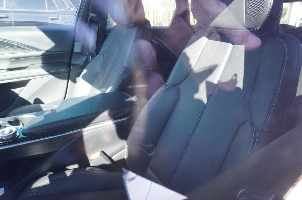 Used 2024 Cadillac Lyriq Luxury AWD/4WD image 9