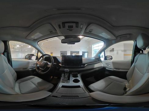Used 2025 Toyota Sienna XLE FWD image 40