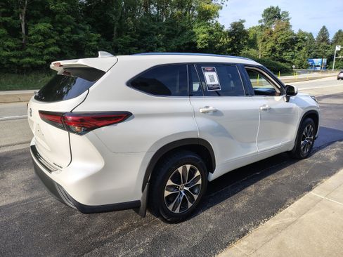 Used 2020 Toyota Highlander XLE AWD/4WD image 7