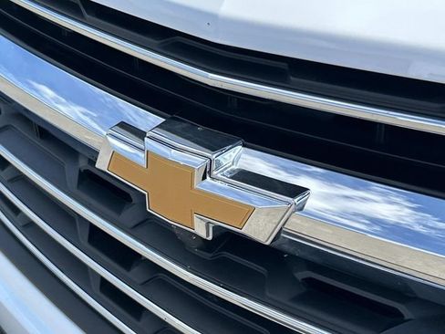 Used 2025 Chevrolet Traverse LT w/ LPO, Floor Liner Package FWD image 9