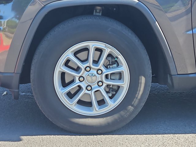 Used 2019 Jeep Grand Cherokee Laredo RWD image 14