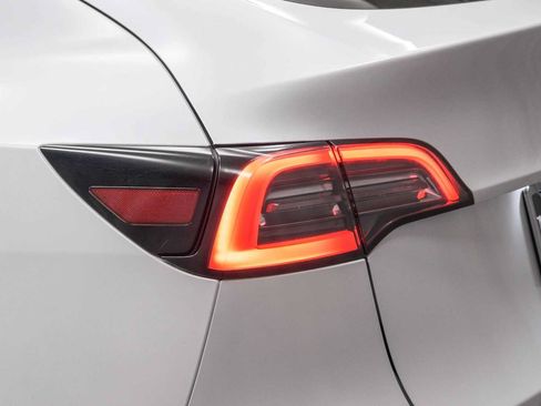 Used 2023 Tesla Model Y AWD image 7