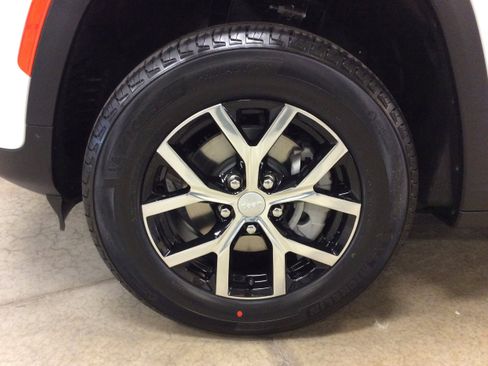 New 2025 Jeep Grand Cherokee Limited w/ Trailer Tow Package image 10