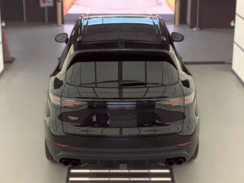 Used 2023 Porsche Cayenne AWD/4WD image 6